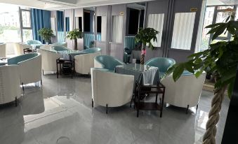Yilong Zhongjian Business Hotel - Housity
