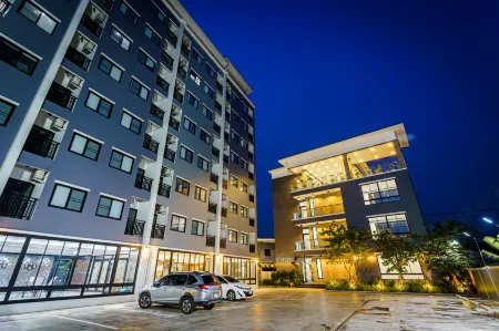 Lux Boutique Hotel Отели рядом с достопримечательностью «Wat Bua Kwan»