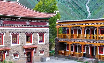 Kangding Huaxiang Siyizhijia Homestay