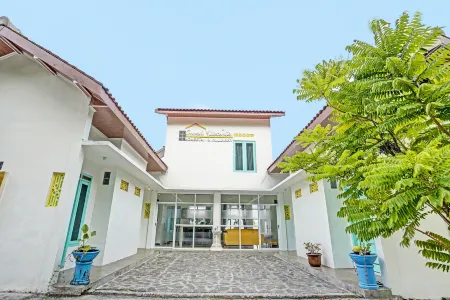 Omah Victoria Homestay Отели в г. Wonogiri Regency