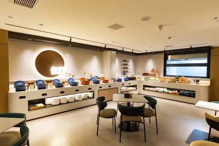 Ni Hao Hotel (Jiyuan Municipal Government) Отели рядом с достопримечательностью «Huanghe Institute of Technology»