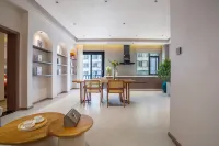 Jinhuang Future Hotel (Honghezhou Government Branch) - balcony