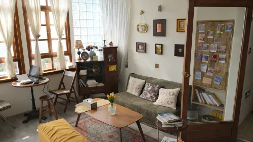 Mrs＇ X Coffee Hotel