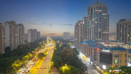HanTing Hotel (Suzhou Qingjian Lake Manhattan  Square Bra) Отели рядом с достопримечательностью «Yiyuan Garden»