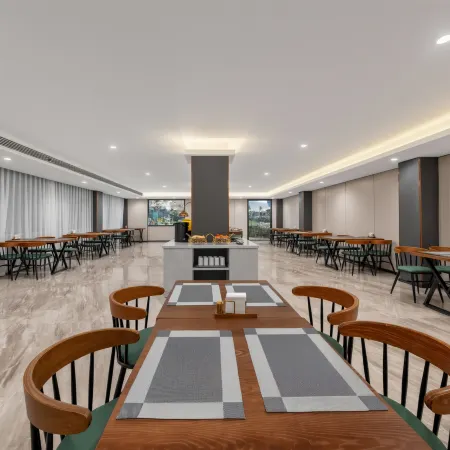 Moshang Light Luxury City View Tea Hotel (Xinyang Railway Station)