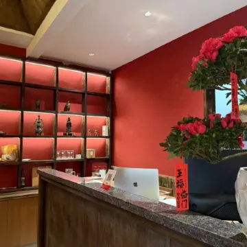 Half Moon Lake Guesthouse