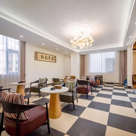 Yanyi Hotel (Qujing Bar Street)