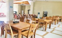 Water East Township House · River Bay Manor - breakfast