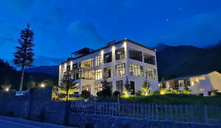 Kangding Qixi Mountain Home stay Отели рядом с достопримечательностью «Seven-color Sea»