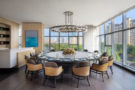 Courtyard by Marriott Luoyang Отели рядом с достопримечательностью «Luoyang New District Gymnasium»