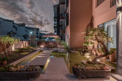 騰沖汐溪·Holiday Villa溫泉藝術美宿(璦琿公園店) 華僑城·祕境森林樂園附近的飯店