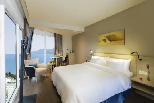 Liberty Central Nha Trang Hotel Отели рядом с достопримечательностью «Пляж Нха Транг»