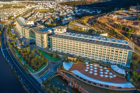 Hilton Lijiang Отели рядом с достопримечательностью «Wenfeng Temple»