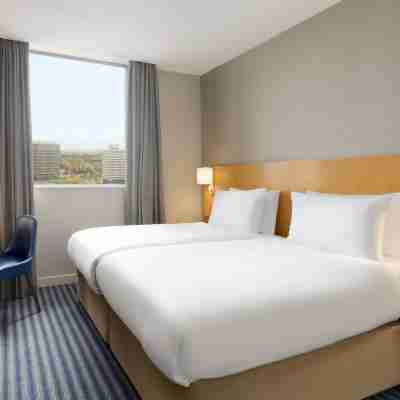 Ramada Hotel & Suites by Wyndham Coventry Rooms