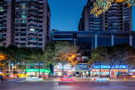 MayflowerPlateauHotel Отели рядом с достопримечательностью «Duyun Garden Expo Park»