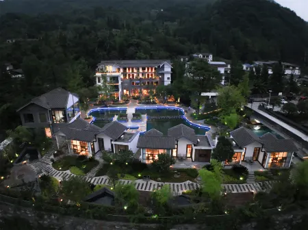 Youzai Shanju Hot Spring B&B Отели рядом с достопримечательностью «Wolong China Giant Panda Garden Shenshuping Base of CCRCGP»