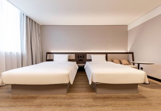 HanTing 호텔의 깨끗한 객실 내부