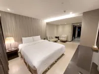 Talmud Hotel Kaohsiung LoveRiver فنادق في 
