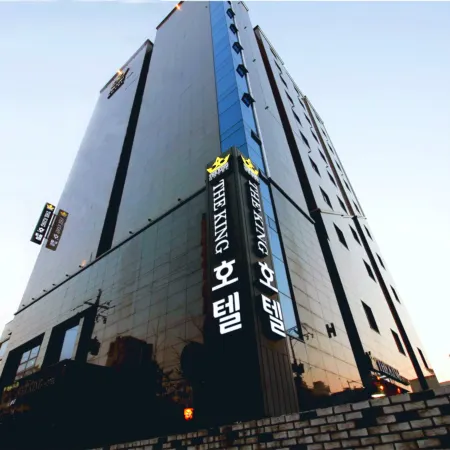 The King Hotel Отели рядом с достопримечательностью «Район Сентум-Сити»