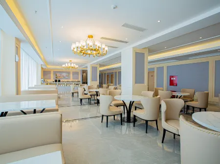 Vienna Classic Hotel (Butuo Huobaguangchang Square) Отели в г. Буто