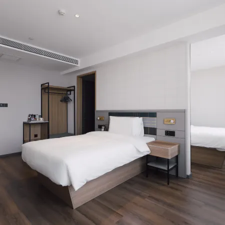 Homeinn Plus Hotel (Bayannur Provincial Government Railway Station) Отели в г. Баян Нур