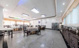 Yayue Boting Garden Hotel (Mangshi Square & Airport Branch)