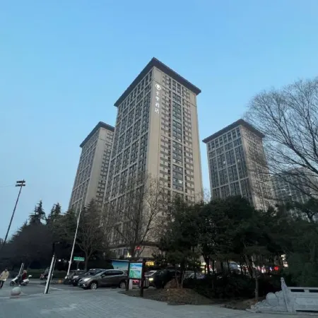 Jinyue Movie Homestay (Longmen High-Speed Railway Station Baolong Plaza)