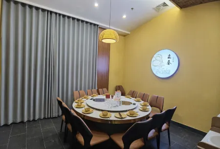 Huatianlong Business Hotel Отели в г. Жуюань