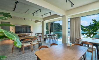 the Deyishe Inn in Thousand Island Lake
