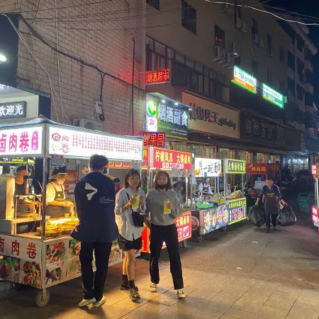 Pai Hotel (Hengdian Wansheng South Street Branch)