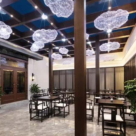 Moshang Light Hotel (Luanchuan Laojunshan Fenghuang Tianjie Store)