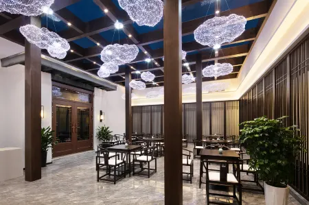 Moshang Light Hotel (Luanchuan Laojunshan Fenghuang Tianjie Store) Отели рядом с достопримечательностью «Ji Guan Cave»