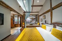 Lijiang pure sunshine · panoramic view of the ancient city and snow mountain