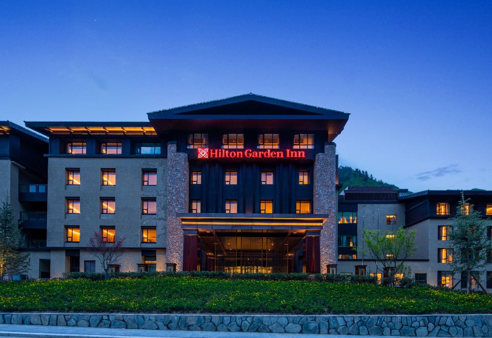 힐튼 가든 인 지우자이구 외관