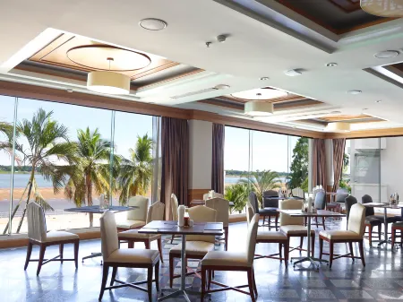 Fortune River View Hotel Nakhon Phanom Отели рядом с достопримечательностью «Wat Phra in Plaeng»