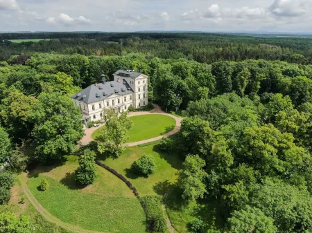 Chateau Mcely Отели рядом с достопримечательностью «Golf Club Podebrady»