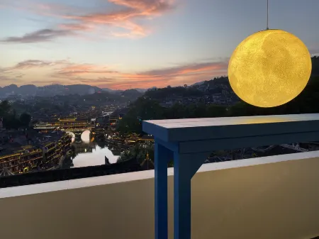 Fenghuang Best River View Hotel