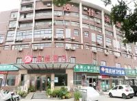 Gongyi Yijia Hotel Отели рядом с достопримечательностью «Гора Чаншуй, Хуэйлин»