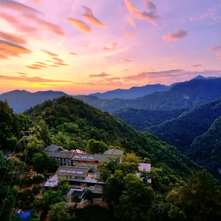 Wudangshan Fudi Ju 33 High Mountain Boutique Stay Отели рядом с достопримечательностью «Langmei Temple»