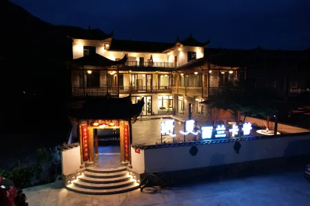 Meet Xilan Karp (Longshan Jabala Scenic Area) Отели рядом с достопримечательностью «Rebala Scenic Area»