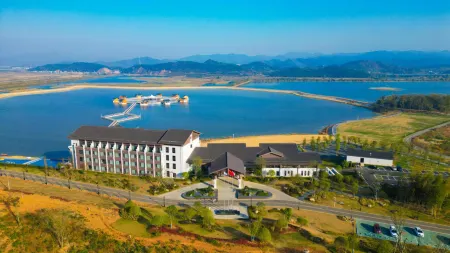 Yunmeng Lu Lake Resort Hotel Отели рядом с достопримечательностью «guo jia ji tao hong ling mei hua lu bao hu qu»
