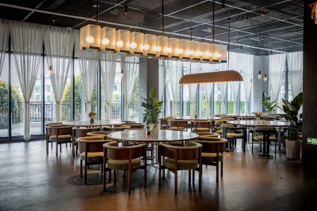 Xiandao Lake International Hot Spring Resort Отели рядом с достопримечательностью «Xiandaohu Xianhu Gallery»