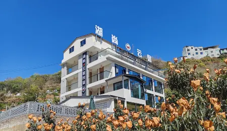 Hanyuan Hushang Yunju Homestay Отели рядом с достопримечательностью «Hanyuan Lake Wetland Park - Campsite»