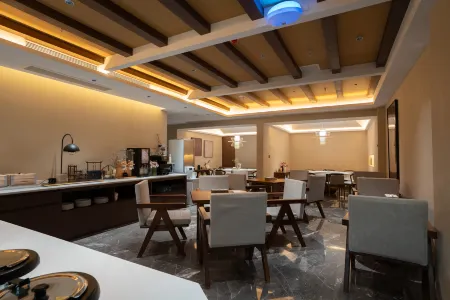 Nantingyi Hotel (Haigeng Dam Branch), Dianchi Lake National Tourist Resort, Kunming, Yunnan, China Отели рядом с достопримечательностью «Kunming Xishan Scenic Resort»