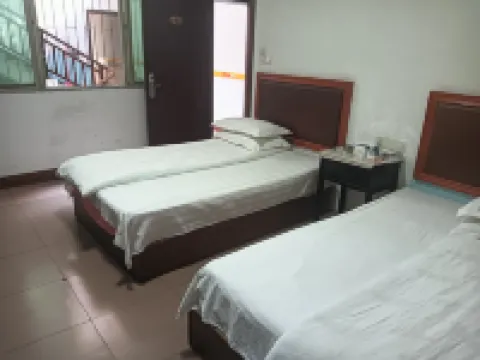 Friends come to the hotel