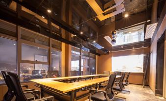 Bairan Private Hot Spring Smart Cinema Design Hotel (Xingyi Jushan Square Huijin Center)