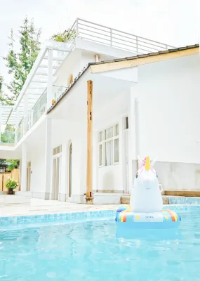 Yingying's yard Hotels in Hongkou