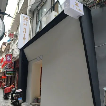 Zhenyuan H·hotel Homestay (Zhenyuan Ancient Town New Bridge)