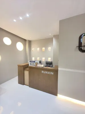 Runxin E-sports Boutique Stay (Huizhou Shuidong Street) - 주차장