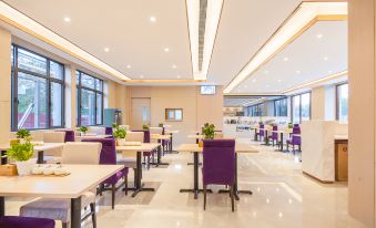 The restaurant features spacious tables and chairs in the center, accompanied by an unoccupied dining area at Lavande Hotel (Beijing Changyang Metro Station)